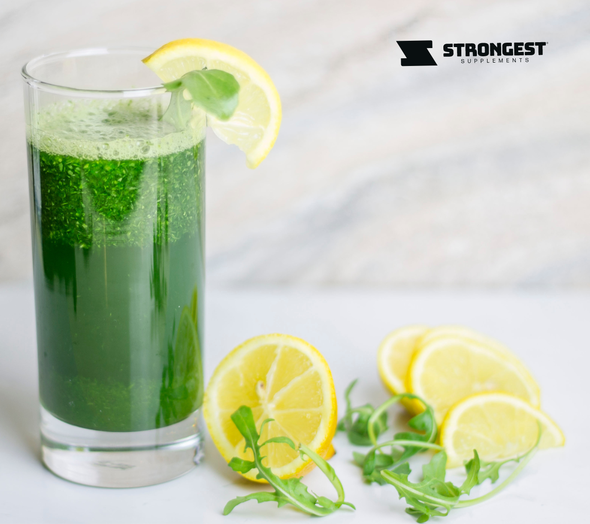 mulher negra com cabelos cacheados segurando um copo com suco detox